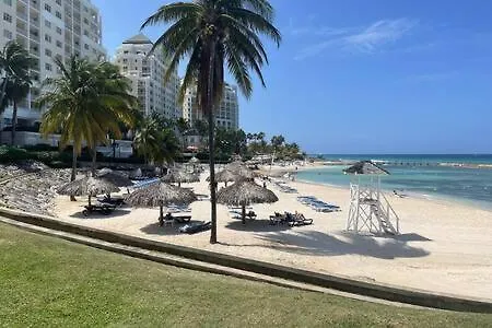Hospitality Expert Zeppelin - Tour Pool Bar Beach مونتيغو باي